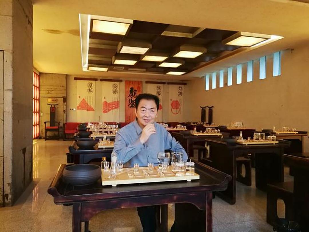 原占,“泸香型白酒”传统酿造技艺、非物质文化遗产传承人。