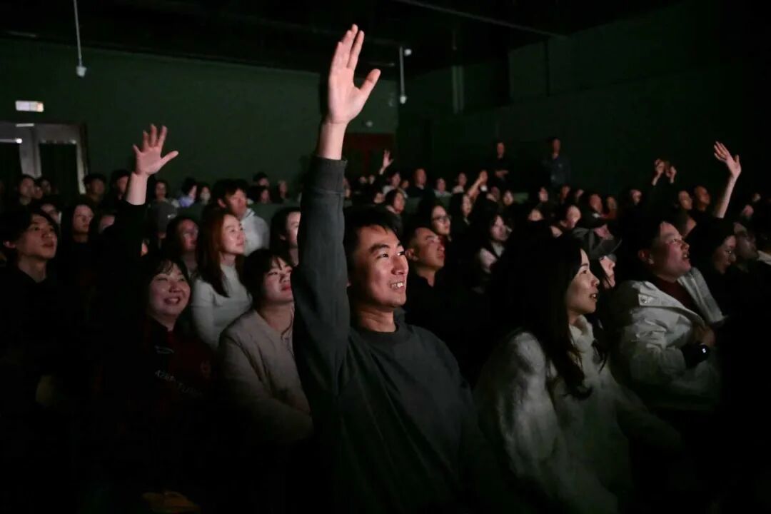 热闹继续!“警警有条”脱口秀全场笑不停