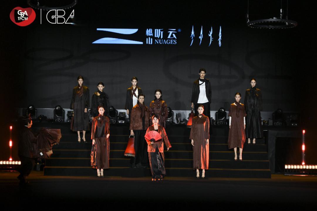非遗焕新·智启云裳—粤港澳大湾区香云纱时尚大秀惊艳绽放!