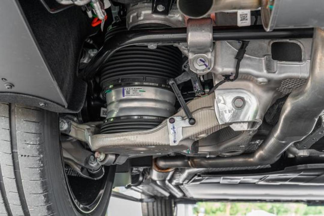 测评极氪9X,定位豪华旗舰SUV,900V高压浩瀚架构+浩瀚AI数字底盘