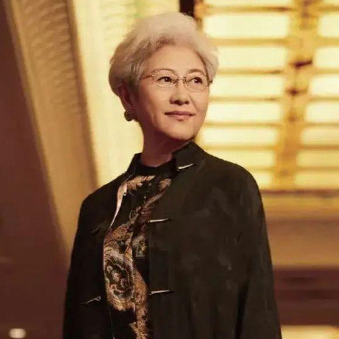 70多岁的傅莹状态出色，白发不染，不戴黄金、翡翠，美得优雅高级