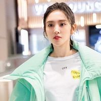 165cm唐艺昕穿衣真时髦，蓝色羽绒服叠穿同色针织衫，高级减龄