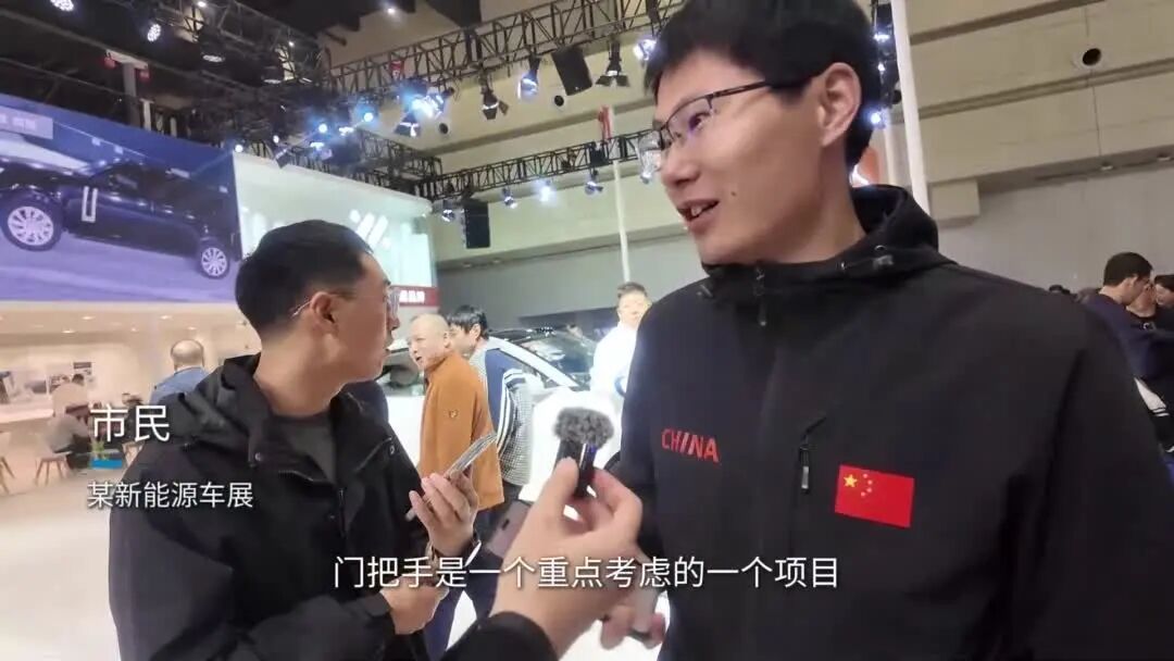 “找不着、打不开、还夹手”的隐藏式门把手：科技美感下的生命隐患！救援者：多耽误几秒，可能就是生死之别