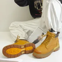 防水与通勤的平衡术：大黄靴真实场景表现及三类人群选购指南