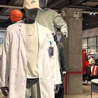 耐克上新“白大褂”？网友炸锅：这是和哪家医院联名了？！