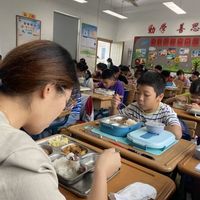 教育系统全面整治校园餐、教辅、校服三大领域，2025年起严查违规行为并建立全国联动监管机制