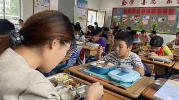 教育系统全面整治校园餐、教辅、校服三大领域，2025年起严查违规行为并建立全国联动监管机制