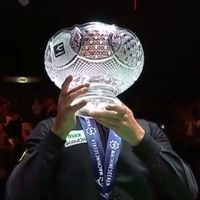 特鲁姆普夺冠，奖杯竟撞脸新疆果盘？网友：我妈也有“冠军同款”