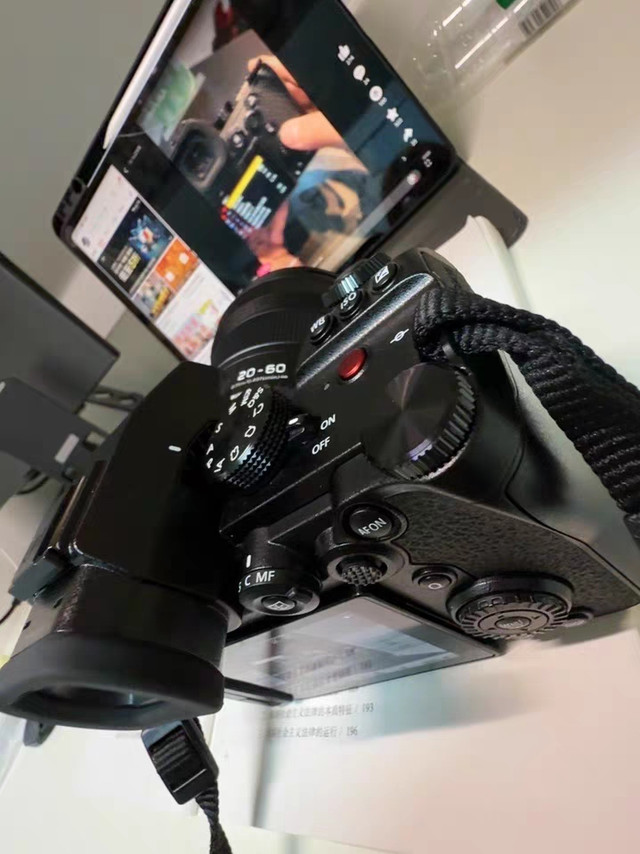 这把曾属于祖父的老式二胡，已在角落里沉淀了近半个世纪的时光。