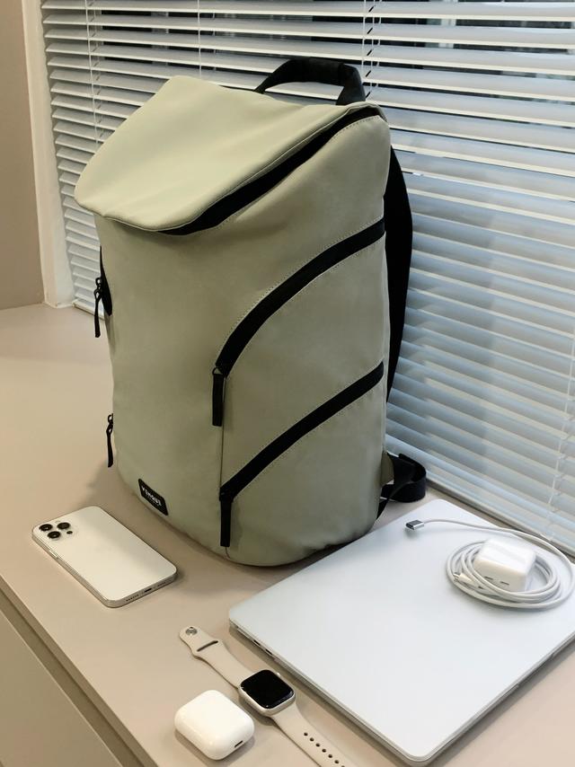 请问25岁如何选择一个比较有质感的通勤包？