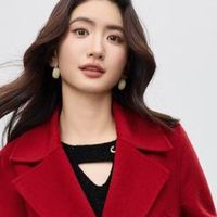 尚都比拉推出新年红长款羊毛大衣，冬季时尚新选择！