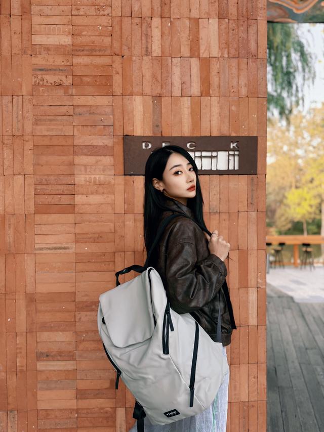 有没有喜欢极简主义的双肩背包