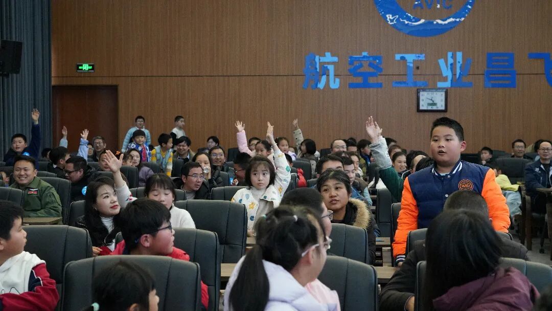 航空工业昌飞航空科普亲子活动来啦!点燃孩子们的“报国梦”