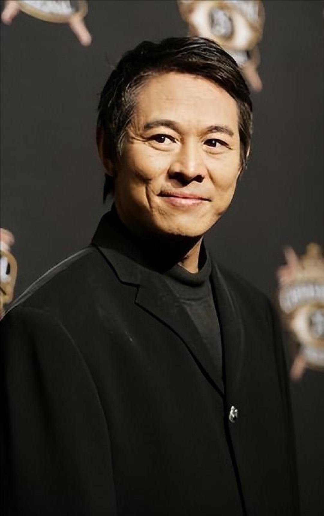 62岁李连杰亲身上阵做高难度动作