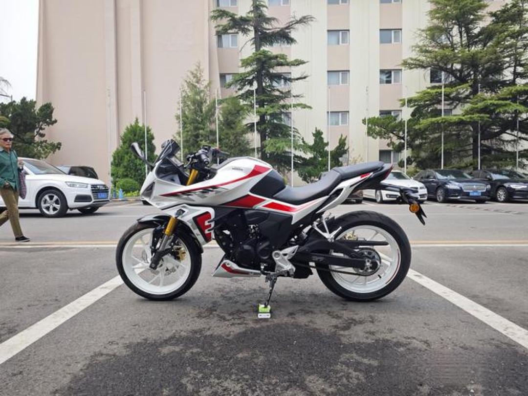 万元街跑五羊本田NSP190实测油耗2.4L续航500km,新手闭眼入
