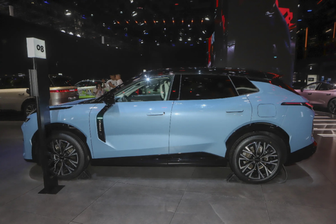 领克08 EM-P，纯电续航230km，轴距2848mm，Thor芯片+激光雷达