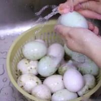 腌咸鸭蛋的简单做法,不用黄泥,不用盐水,20天流油起沙,咸鲜甘香