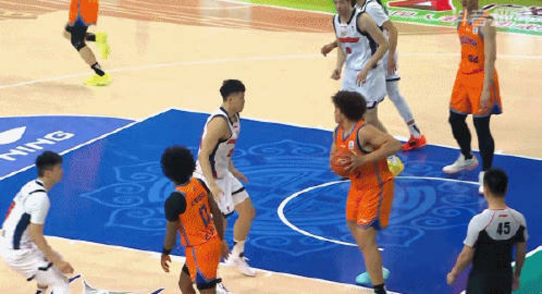 洛夫顿准三双力压奎因空砍37分,上海男篮淘汰广东晋级四强