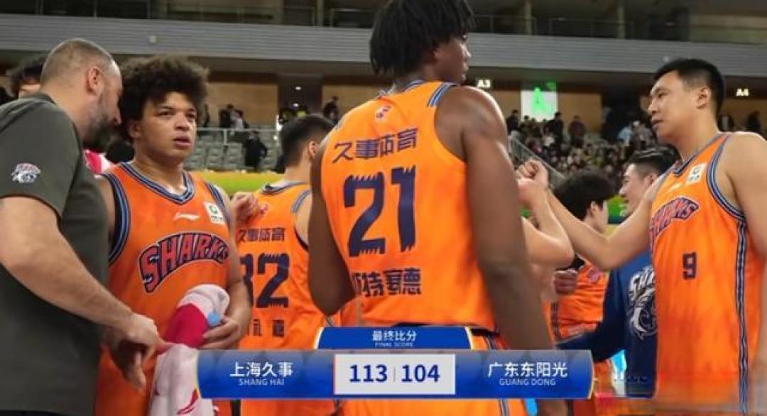 洛夫顿准三双力压奎因空砍37分,上海男篮淘汰广东晋级四强
