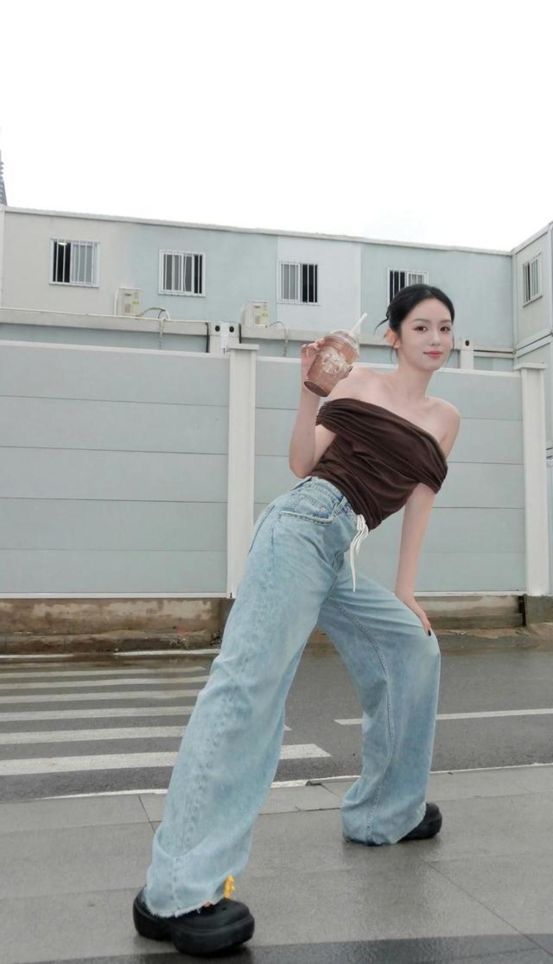打破红毯内卷，周也用一条牛仔裤定义大大方方的松弛感