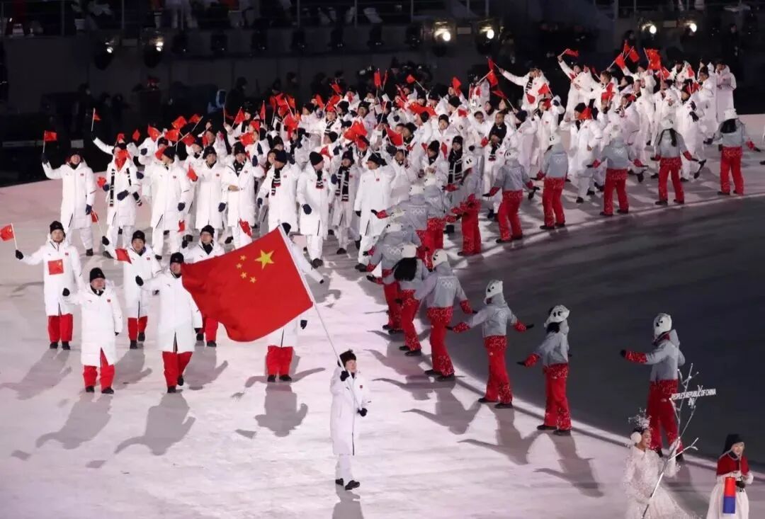 他们引领中国代表团入场!历届冬奥开幕式中国旗手盘点
