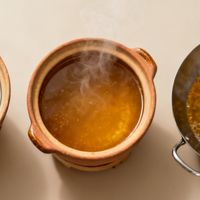 《汤总炖不鲜？3种炖汤法彻底分清：隔水蒸、砂锅煨、大火滚，选对方法才够鲜！》
