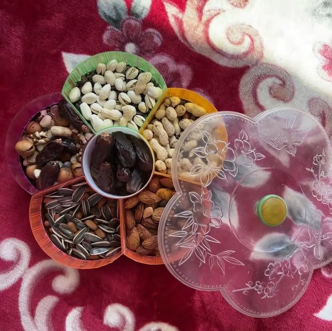 那个装过月饼的大铁盒里，藏着中国人过年的秘密