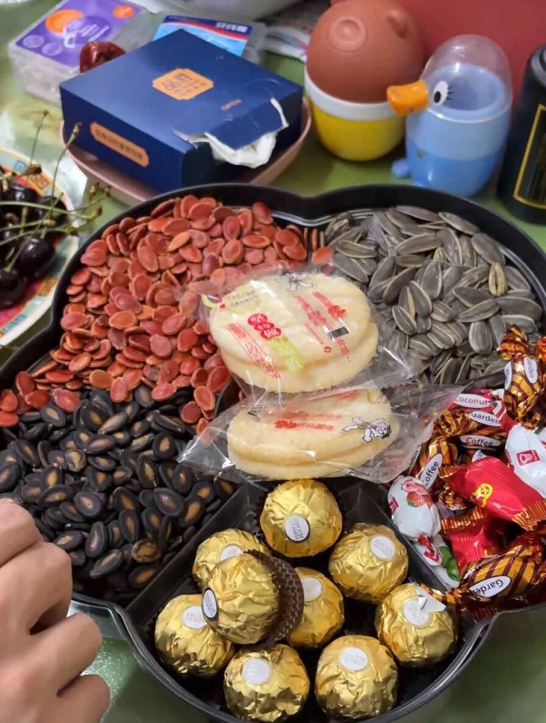 那个装过月饼的大铁盒里，藏着中国人过年的秘密