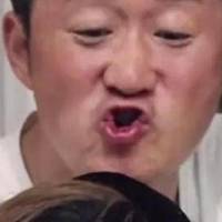 战狼吴京偷做唇部护理被抓包，躲角落涂唇膏，全网笑喷：藏不住