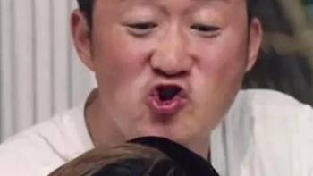 战狼吴京偷做唇部护理被抓包，躲角落涂唇膏，全网笑喷：藏不住