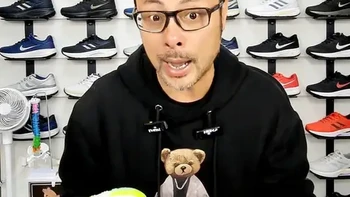 如何选合适的跑鞋? 选跑步鞋，第一个不是好看，而是舒服。穿上不舒服直接淘汰。其次，中前掌要能灵活弯曲，让足部保持自然活动，否则足弓会退化。第三看落差，原则是尽量不干扰身体自然状态，技术好可选零落差，初跑者或大体重选小落差。第四是缓震，要按体重、技术和距离决定。鞋面与鞋口属次要，但记得系足踝结，能稳定脚踝、防止脚趾前冲，减少黑甲风险。
#科学跑步  #跑鞋推荐 #跑步大神支个招