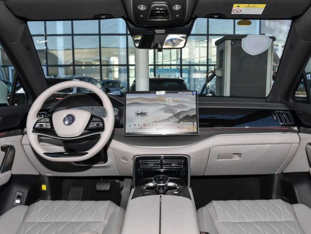 不愧为比亚迪“王牌”SUV,动力272Ps,仅5.7L油耗,底盘比日系稳