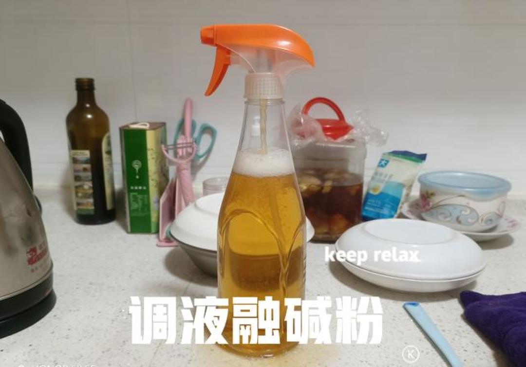 租房党打工人破防!租房老油烟机擦不净,过期啤酒一泡油垢全掉