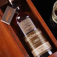 今天我们聊Glendronach,格兰多纳16年白金版。。。。。。