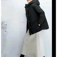 被富冈佳子逆龄打扮惊艳，冬末初春穿“裙子”，既优雅又减龄