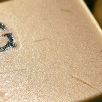 实习时攒钱买的机械键盘：键帽磨掉的字母，敲过的第一份正式周报