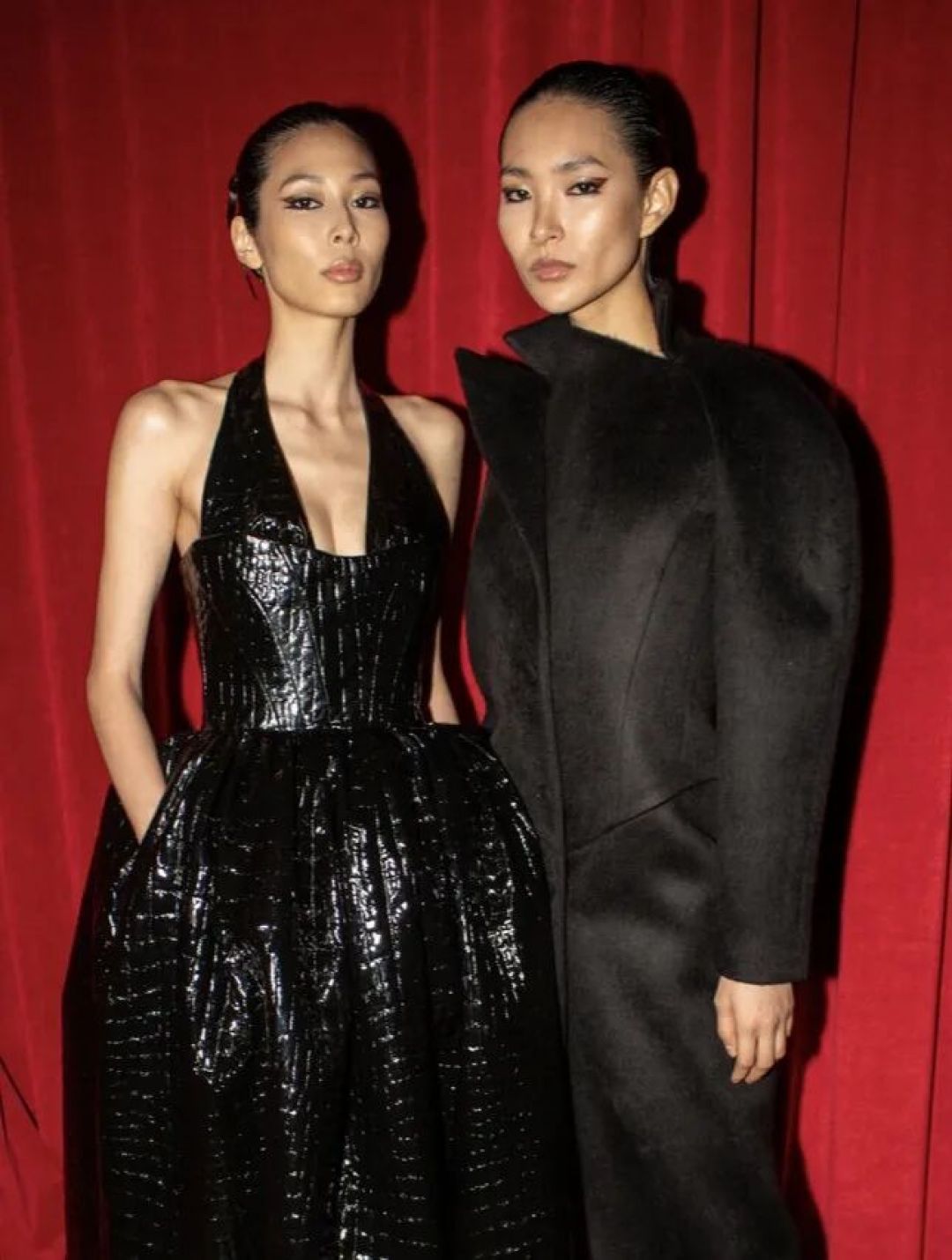Christian Siriano(克里斯蒂安·西里亚诺)2025秋冬高级成衣发布秀,“戏剧与性感”并重的机械美学。