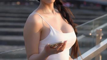 瑜伽穿搭新宠：白色吊带背心 + 浅蓝瑜伽裤，解锁塑身与性感的双重密码
