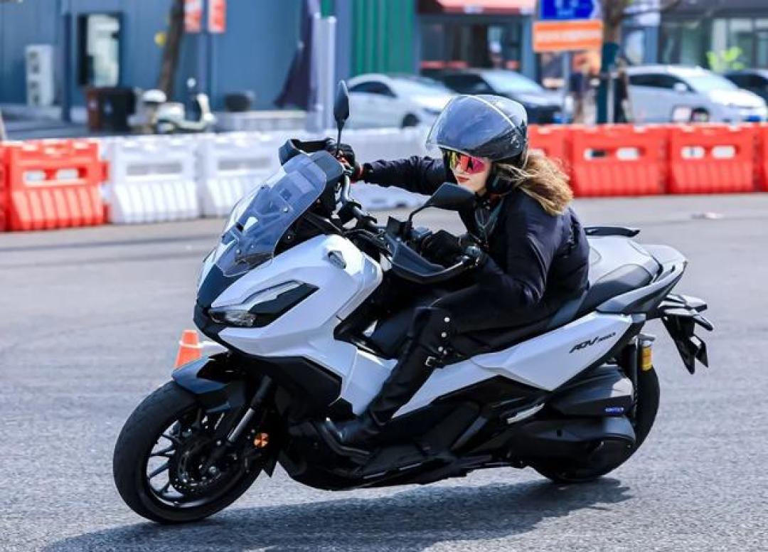 2026款本田ADV350来袭：变色不变心，跨界踏板王者的守成之道