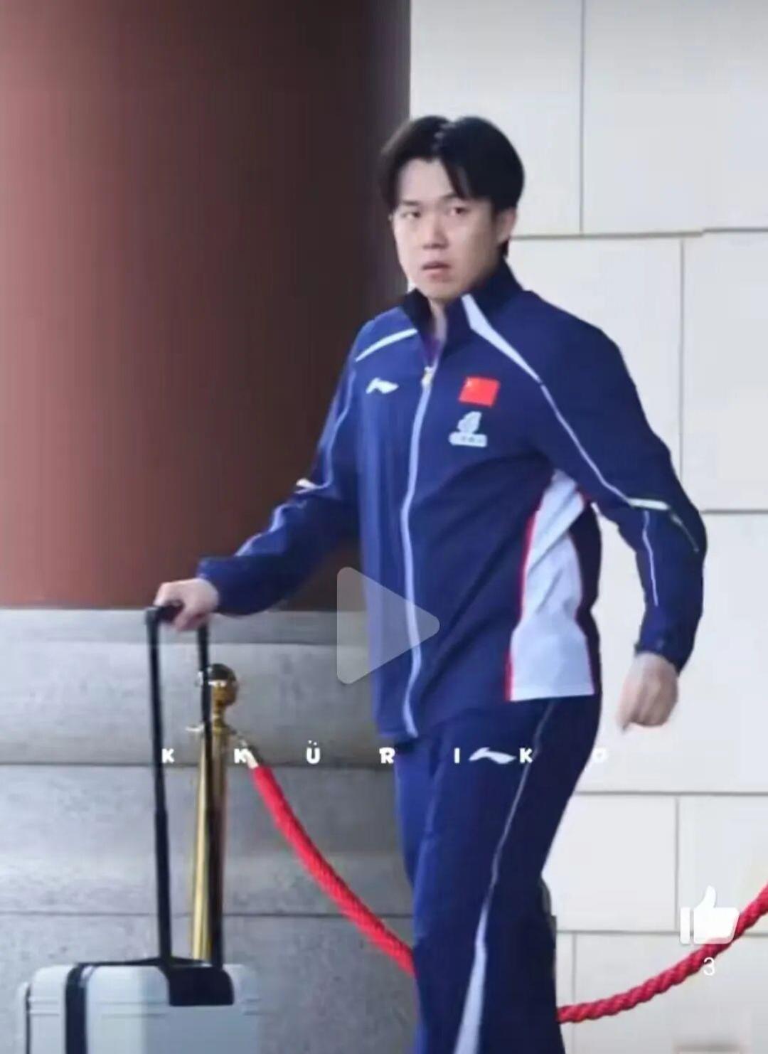 太辛苦！国乒刚落地海口就训练，孙逊寸步不离的跟着王楚钦