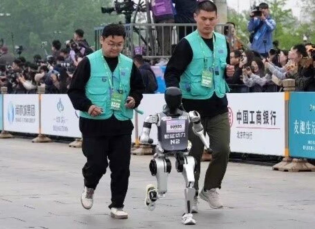 2025,人形机器人终于不演了