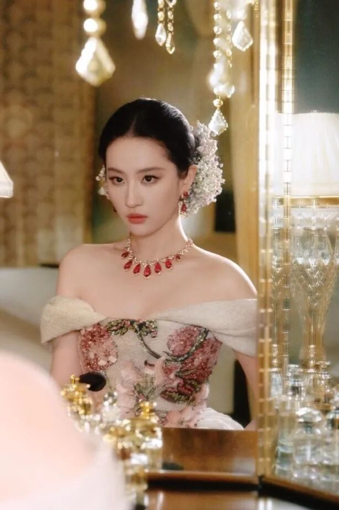Vogue 20周年|秘境花园里的百花图鉴