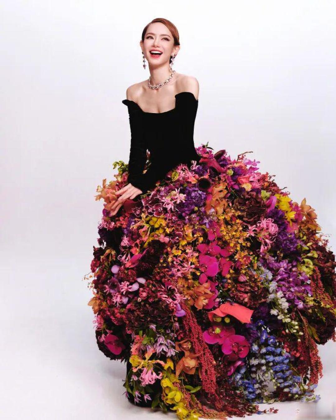 Vogue 20周年|秘境花园里的百花图鉴