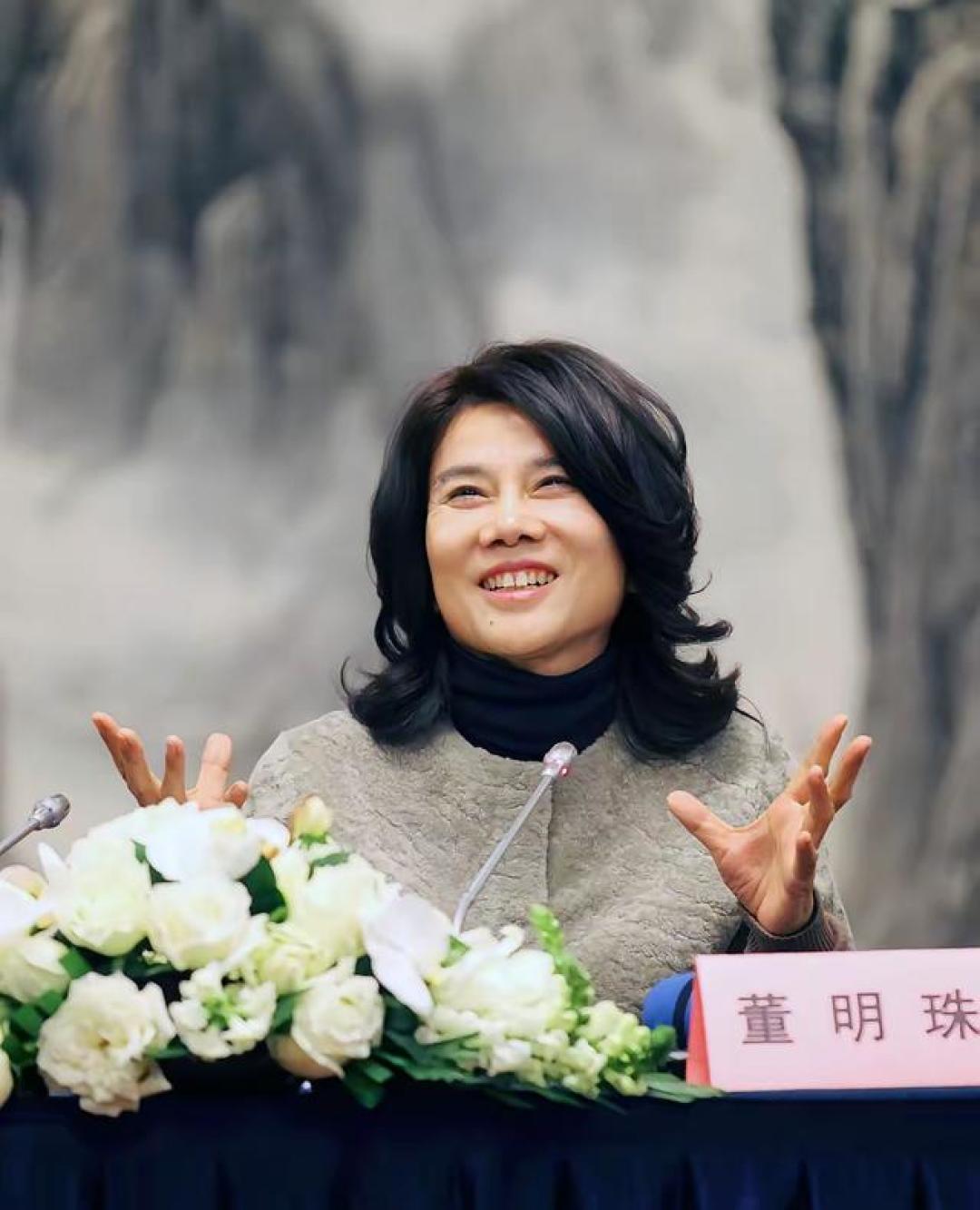 人民日报“点名”董明珠,释放三个强烈信号,雷军的话真没说错