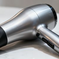 护发效果不看价格看匹配：风速、温控与离子技术如何决定吹风机真实护发力