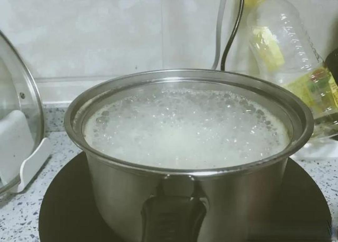 用开水“烫奶瓶”，6个月宝宝得胃病：开水烫奶瓶，坑了无数孩子