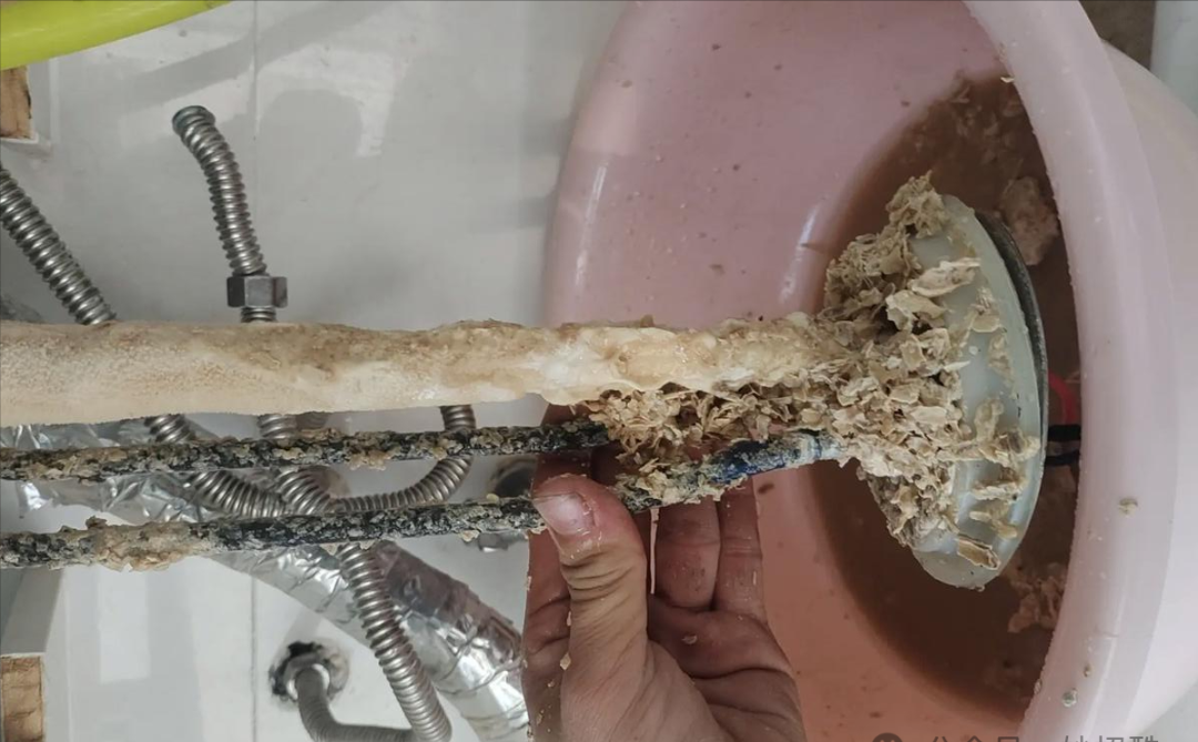 洗澡时电热水器要不要断电？多亏维修师傅提醒，快叮嘱你的家人