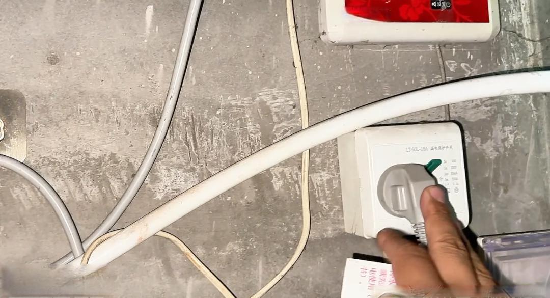 洗澡时电热水器要不要断电？多亏维修师傅提醒，快叮嘱你的家人