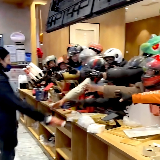 阿里30亿请客，腾讯10亿现金，千问、元宝真正的战争不在红包里！