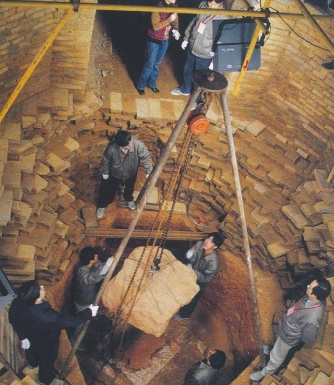 2001年重修雷峰塔时,发现神秘地宫,出土了两件轰动世界的国宝